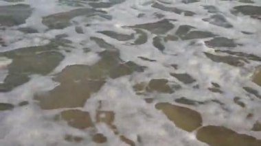Deniz ya da okyanus manzarası. Güneşin altında deniz dalgaları. Yaz tatili ve seyahat konsepti. Su dalgası yüzeyi. Kumsal. 