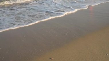 Deniz ya da okyanus manzarası. Güneşin altında deniz dalgaları. Yaz tatili ve seyahat konsepti. Su dalgası yüzeyi. Kumsal. 