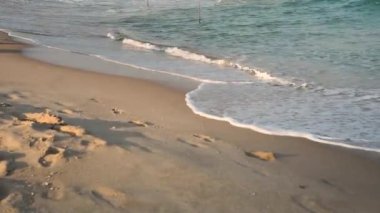 Deniz ya da okyanus manzarası. Güneşin altında deniz dalgaları. Yaz tatili ve seyahat konsepti. Su dalgası yüzeyi. Kumsal. 