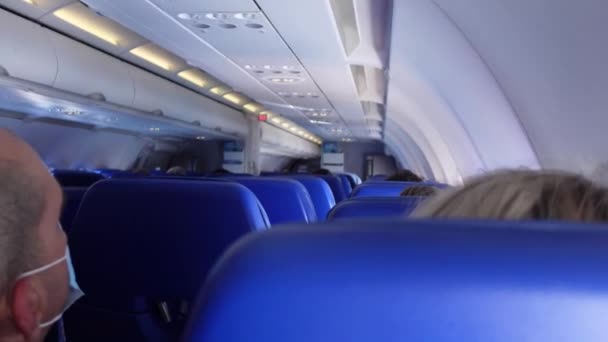 飞行和着陆期间在飞机内 带着科罗纳病毒面具的乘客的椅子 — 图库视频影像
