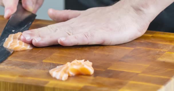 Close Sushi Chef Mãos Preparando Comida Japonesa Homem Cozinhar Sushi — Vídeo de Stock