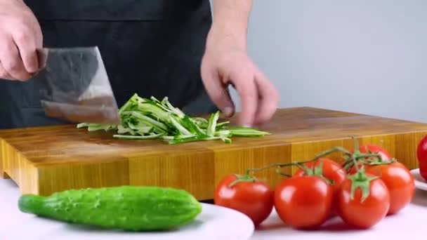 셰프가 손으로 야채를 아시아 요리를 만든다 직업적 요리사가 오이를 자르는 — 비디오