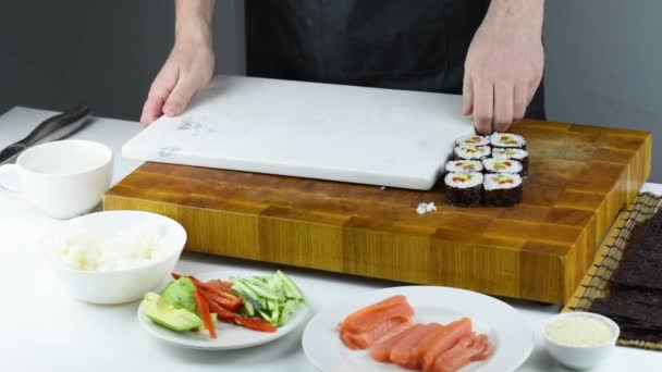 Großaufnahme Von Sushi Köchen Die Japanisches Essen Zubereiten Mann Kocht — Stockvideo