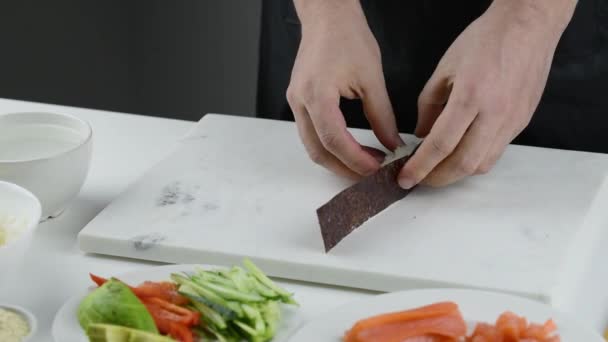 Großaufnahme Von Sushi Köchen Die Japanisches Essen Zubereiten Mann Kocht — Stockvideo