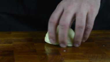 Aşçının elleri Japon bıçağıyla geleneksel mutfak için sebze doğrarken yakın çekim. Profesyonel aşçı tahtadan soğan kesiyor..