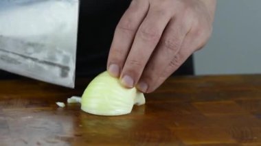 Aşçının elleri Japon bıçağıyla geleneksel mutfak için sebze doğrarken yakın çekim. Profesyonel aşçı tahtadan soğan kesiyor..