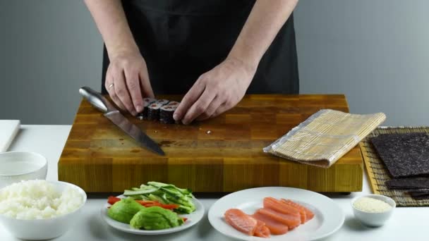 Close Sushi Chef Mãos Preparando Comida Japonesa Homem Cozinhar Sushi — Vídeo de Stock