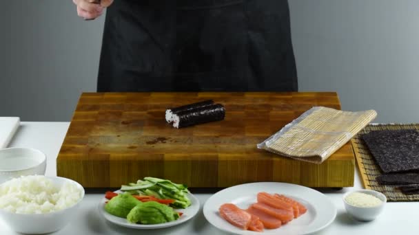 Aproape Mâinile Bucătarului Sushi Pregătind Mâncarea Japoneză Omul Găteşte Sushi — Videoclip de stoc