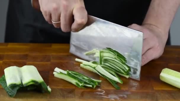 셰프가 손으로 야채를 아시아 요리를 만든다 직업적 요리사가 오이를 자르는 — 비디오