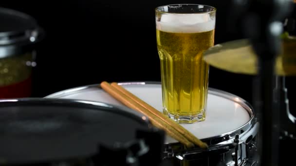 Szklanka Jasnego Piwa Profesjonalnym Bębnie Zestaw Zbliżenie Pałeczki Perkusyjne Bębny — Wideo stockowe