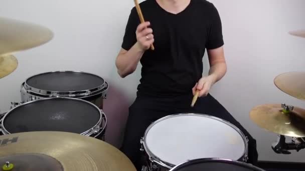 Professionele Drumset Close Drummers Met Drumstokken Die Drums Cimbalen Bespelen — Stockvideo