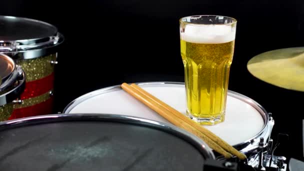 Склянка Легкого Пива Професійному Барабані Крупним Планом Барабани Барабани Цимбали — стокове відео