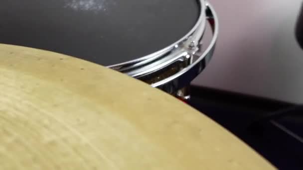 Μουσικά Όργανα Κλείνουν Όμορφη Παγίδα Τύμπανο Hat Κύμβαλα Ντράμερ Κρατώντας — Αρχείο Βίντεο