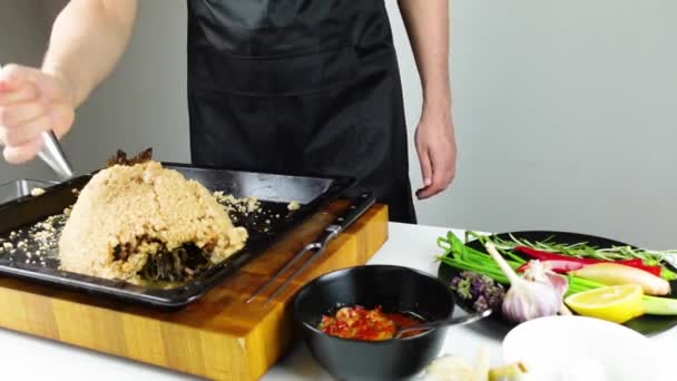 Chef Kok Breekt Zout Snijdt Vis Gebakken Zoutkorst Zeevruchten Koken — Stockvideo