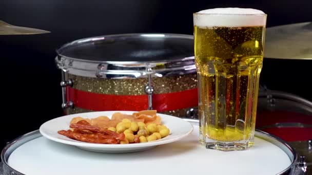 Vaso Cerveza Ligera Primer Plano Conjunto Tambor Profesional Tambores Tambores — Vídeos de Stock