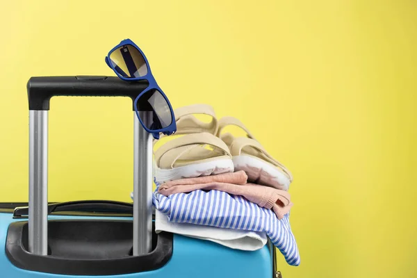 Blauer Koffer Mit Sonnenbrille Sommerkleidung Schuhen Und Korbtasche Auf Gelbem — Stockfoto