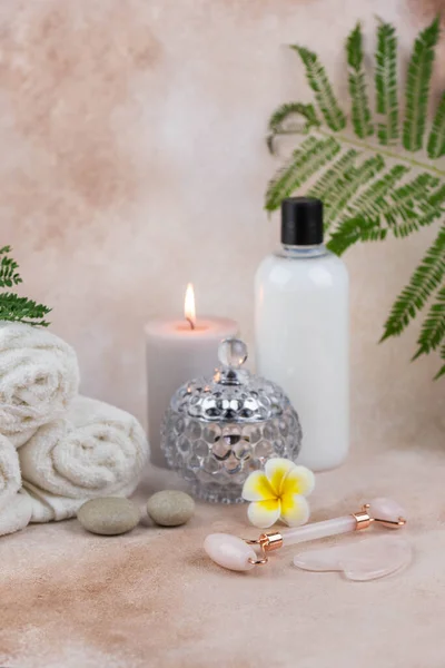 Spa Stilleben Behandling Sammansättning Massagebord Wellness Center Vriden Varm Handduk — Stockfoto