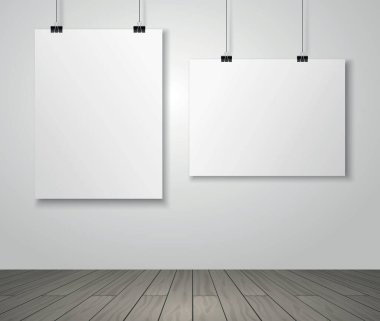 Duvarında iki boş poster asılı sahne - galeri veya sergi kurulumu