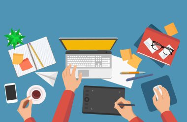Grafiklerin ya da çizerlerin düz vektör illüstrasyonu Laptop, grafik tablet, defterler ve kitaplar ve kahve ile işyeri - ev ofisi, çalışma süreci