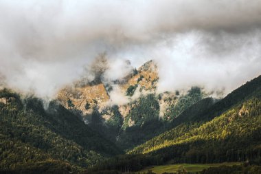 Avustralya Alplerindeki güneşli, sisli dağların ve vadilerin fotoğrafı
