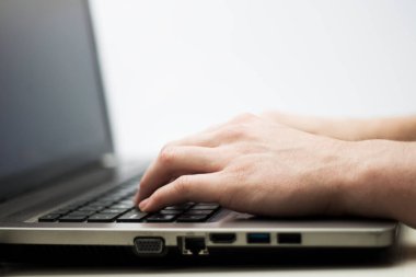 Laptop klavyesinde yazarken çekilmiş bir fotoğrafı kapat.