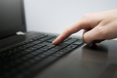 Laptop klavyesindeki bir adamın parmak basma düğmesini kapat