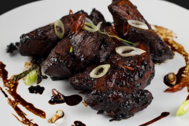 Taze servis edilmiş Çin soya ve bal soslu tavuk sarımsaklı, biberli ve taze soğanlı.