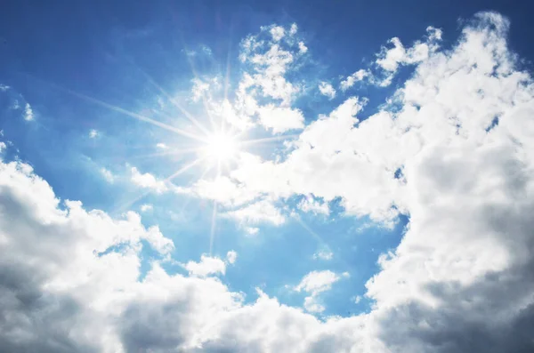 Cielo Azul Brillante Con Nubes Rayos Sol — Foto de Stock