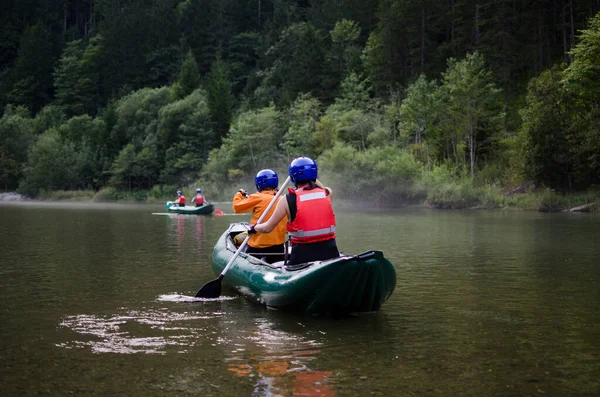 Foto Gente Remando Canoa Inflable Río Los Alpes Actividades Deportivas — Foto de Stock