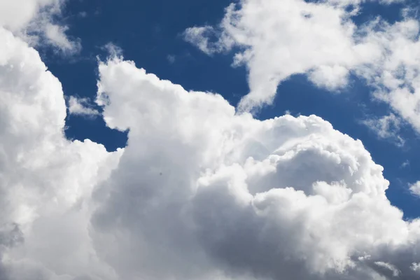 Foto Cielo Verano Azul Brillante Con Nubes Blancas Esponjosas — Foto de Stock