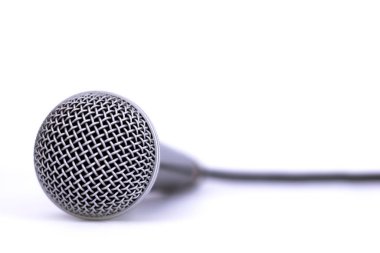 Beyaz arkaplanda izole edilmiş profesyonel bir mikrofonun kapanışı - performans, sunum, röportaj veya konser