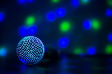 Renkli ışıkları olan profesyonel mikrofona yaklaş - konser, parti, karaoke konsepti