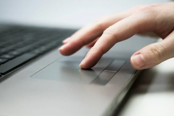 Feche Mão Homem Com Dedo Touchpad Laptop — Fotografia de Stock