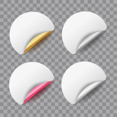 Şeffaf arkaplanda izole edilmiş metalik kabuklu köşeli beyaz kağıt taşıyıcı boş yuvarlak etiketler veya etiketler kümesi