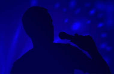 Arka planda mavi ışıklar olan mikrofona şarkı söyleyen adamın silueti - vektör illüstrasyonu