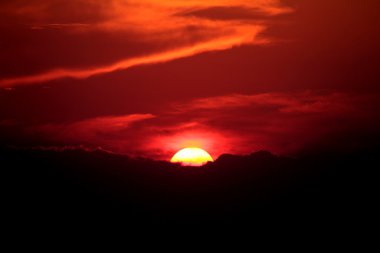 Bulutların ardında gün batımı