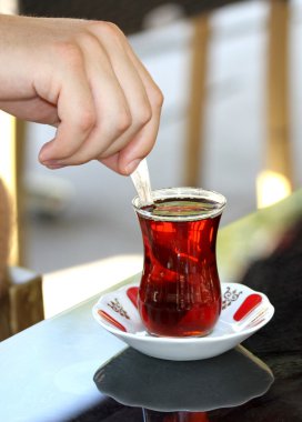 geleneksel çay bardağı ile Türk çayı