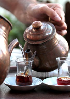 Türk çayı ile geleneksel çaydanlık ve bardak