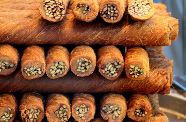 Antep fıstığı ile Türk tatlı, burma kadayıf.