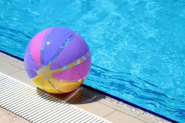 Beachball and swimmingpool. Summer vacation concept — Stock Photo, Image