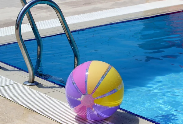 Colorful beachball and swimmingpool. summer vacation — Stock Photo, Image
