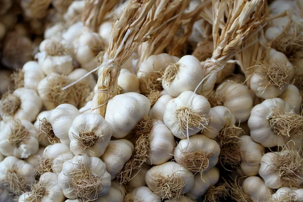 Aglio sullo stand del mercato — Foto Stock