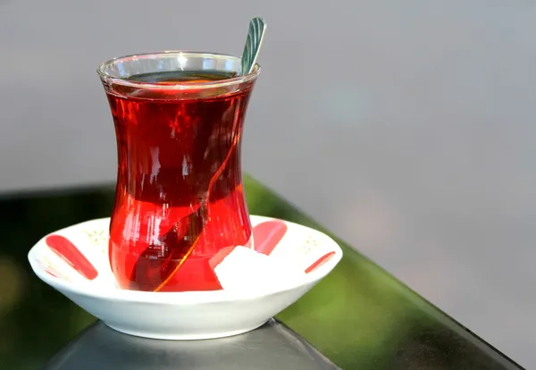 Té turco y vaso de té tradicional . — Foto de Stock