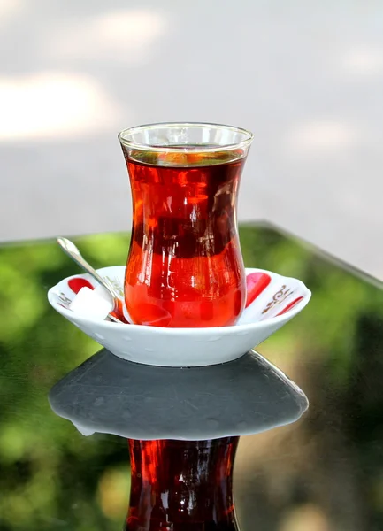 Türk çayı ile geleneksel teaglass — Stok fotoğraf