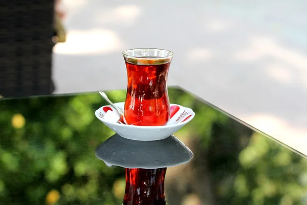Turkse thee met traditionele Theeglas — Stockfoto