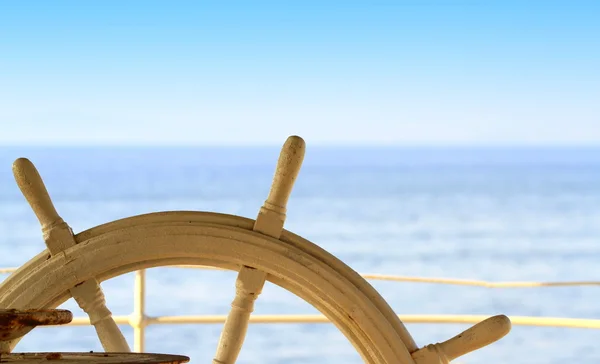 Timón de barco y mar azul — Foto de Stock