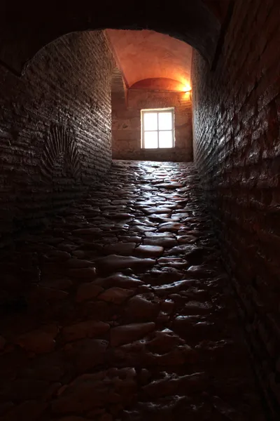 Mörk tunnel. Leta upp en lång passage innanför hagia sophia — Stockfoto