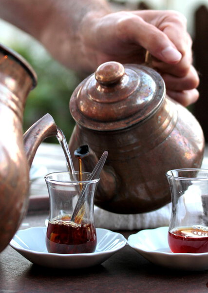 Турецкий чай с традиционным чайником и стаканами
