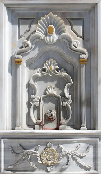 Gammal, utsmyckade, präglade marmor, fontänen — Stockfoto