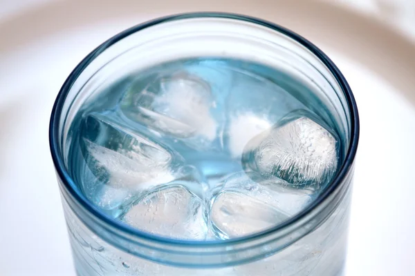 Bevanda fredda con cubetti di ghiaccio — Foto Stock